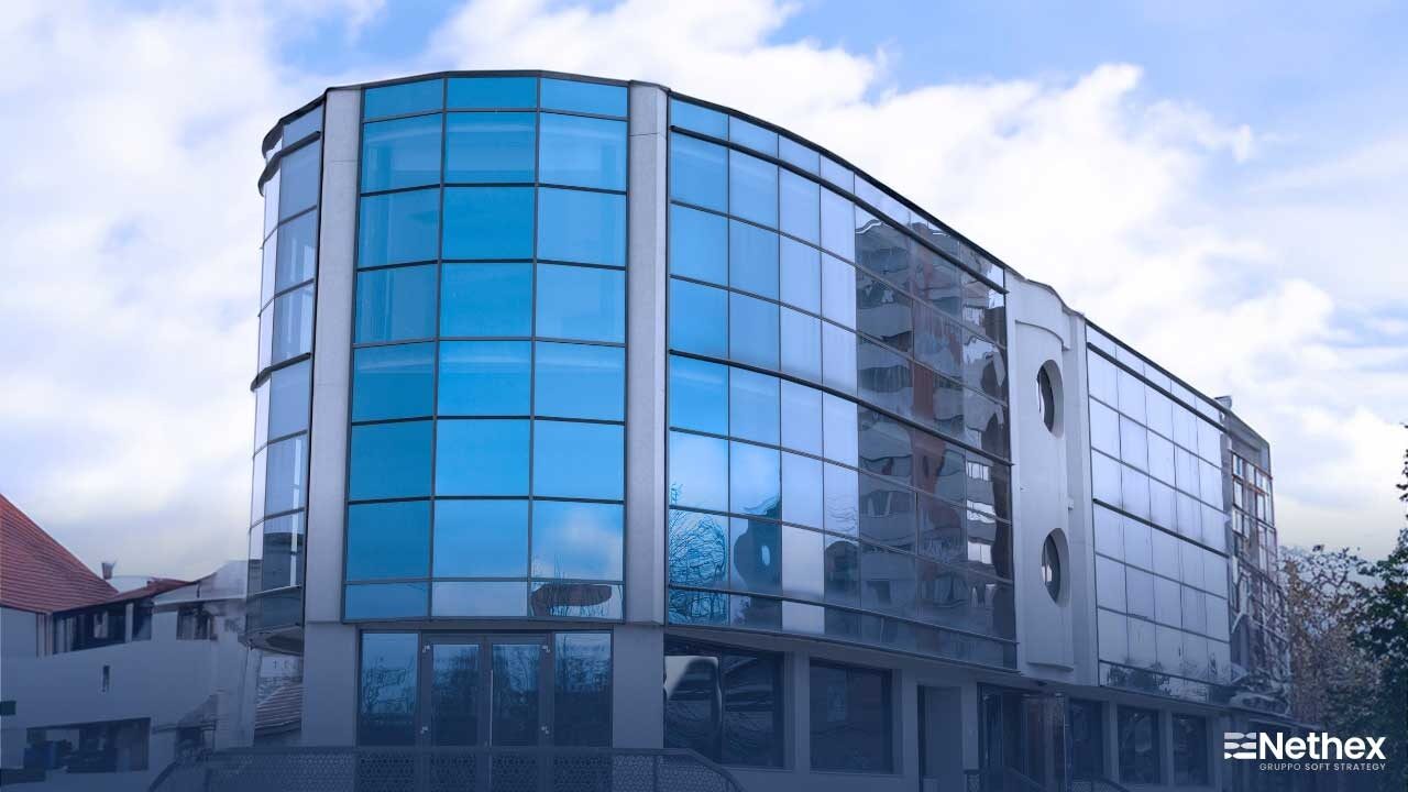 Immagine di un edificio che funge da sede dell'azienda Nethex Care a Bacau in Romania